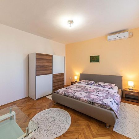 Lovely Apartment In Kastel Kambelovac With Wifi Kaštela Exteriér fotografie